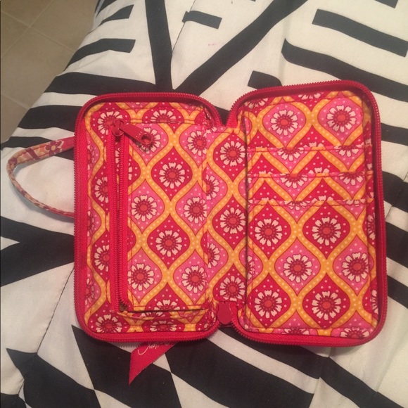 Vera Bradley wristlet - Picture 1 of 3